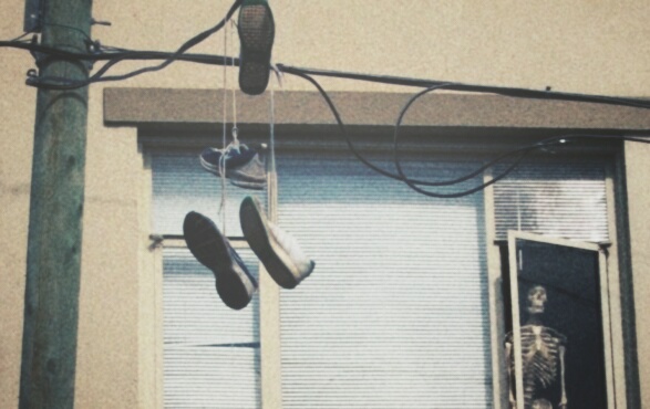 如果你看到鞋子掛在電桿上的電線,小心四周圍。