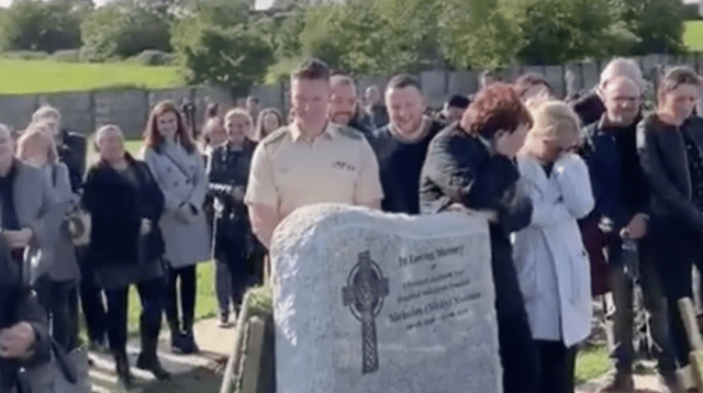 【新聞】都柏林男在墳前惡作劇他家人